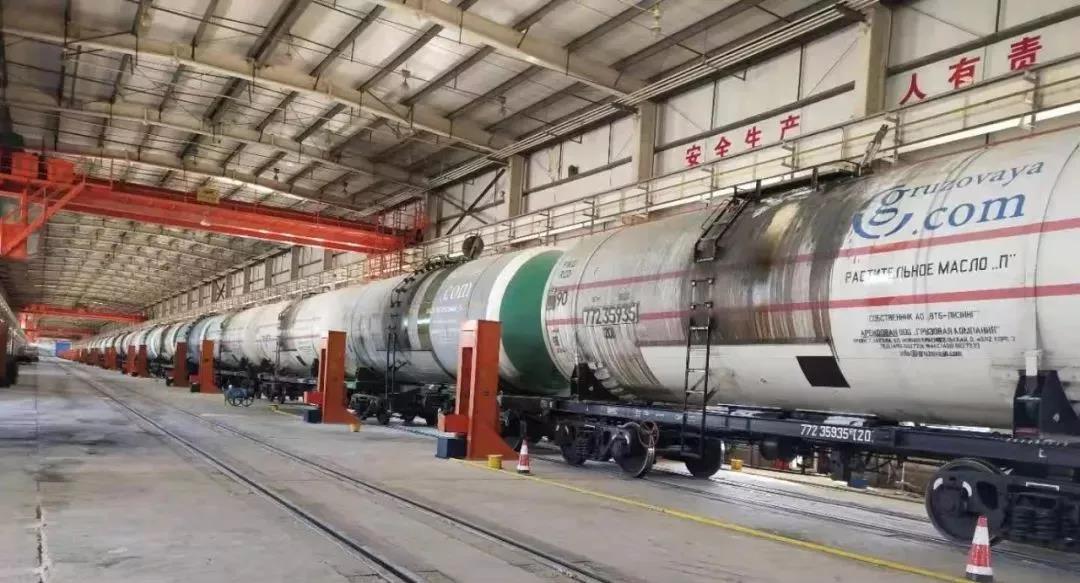 菜籽油運(yùn)輸列車停靠在換輪庫(kù)
